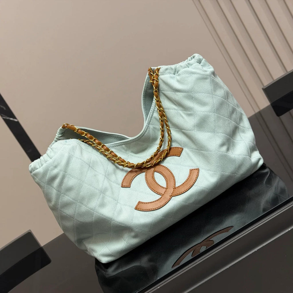 Stylish and Versatile Tote Bag 1026052938