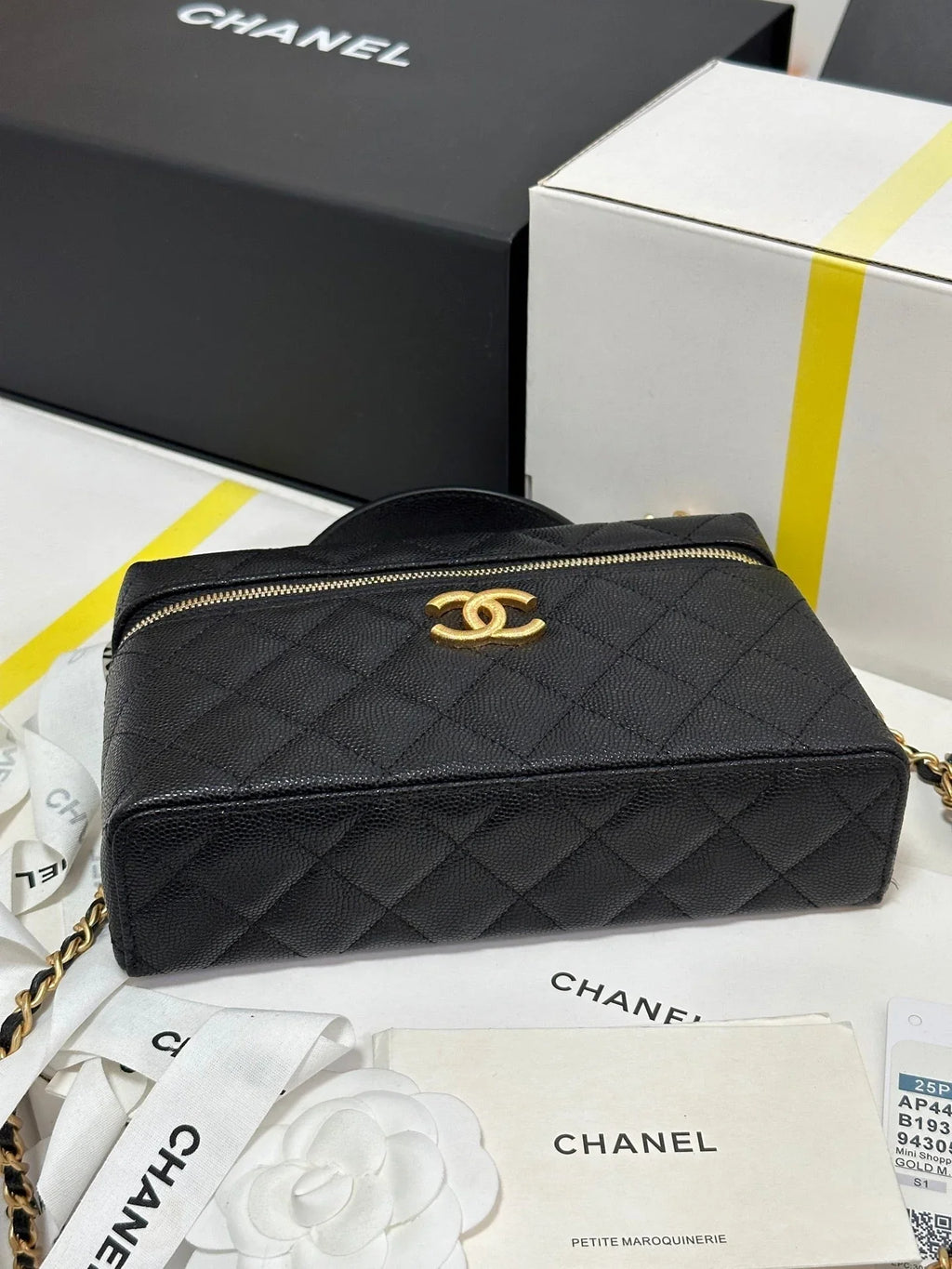 CC 25P Vanity Case 19.5cm Black Calfskin Gold Hardware 243586