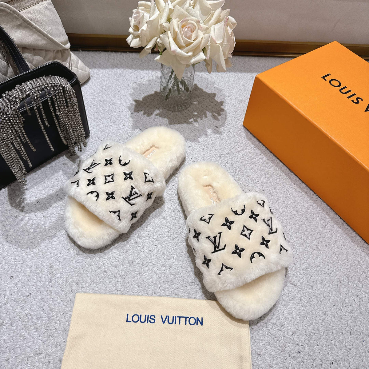 26 Luxury V Logo Fleece Slippers XC0425102008