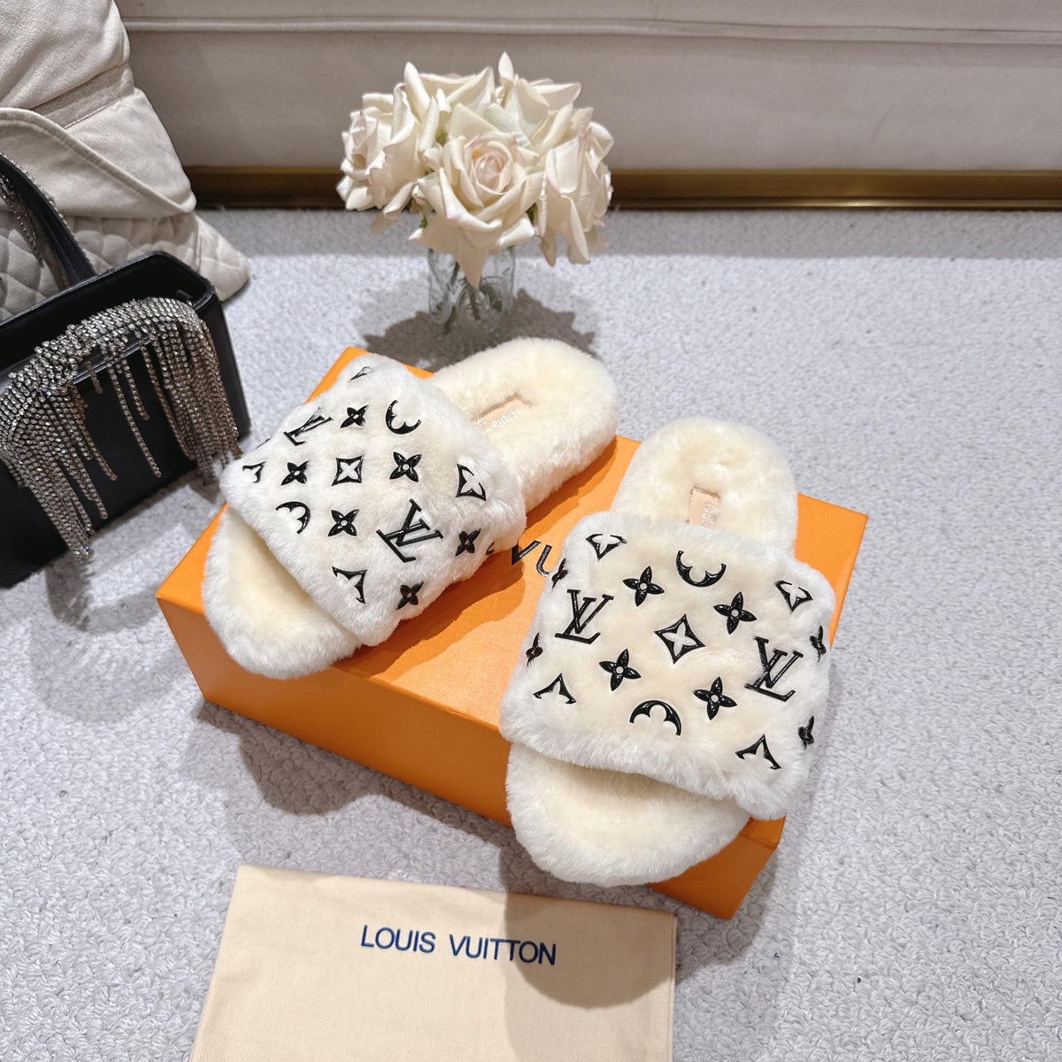 26 Luxury V Logo Fleece Slippers XC0425102008