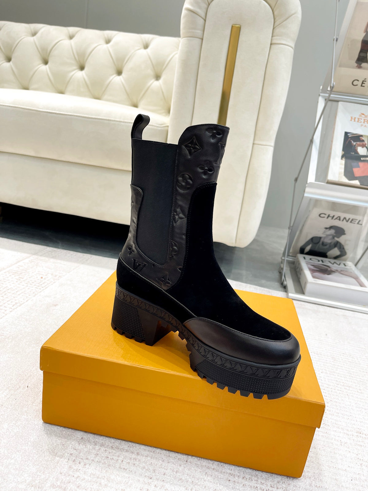 26 Embossed V logo suede and leather women's boots XC0425102003
