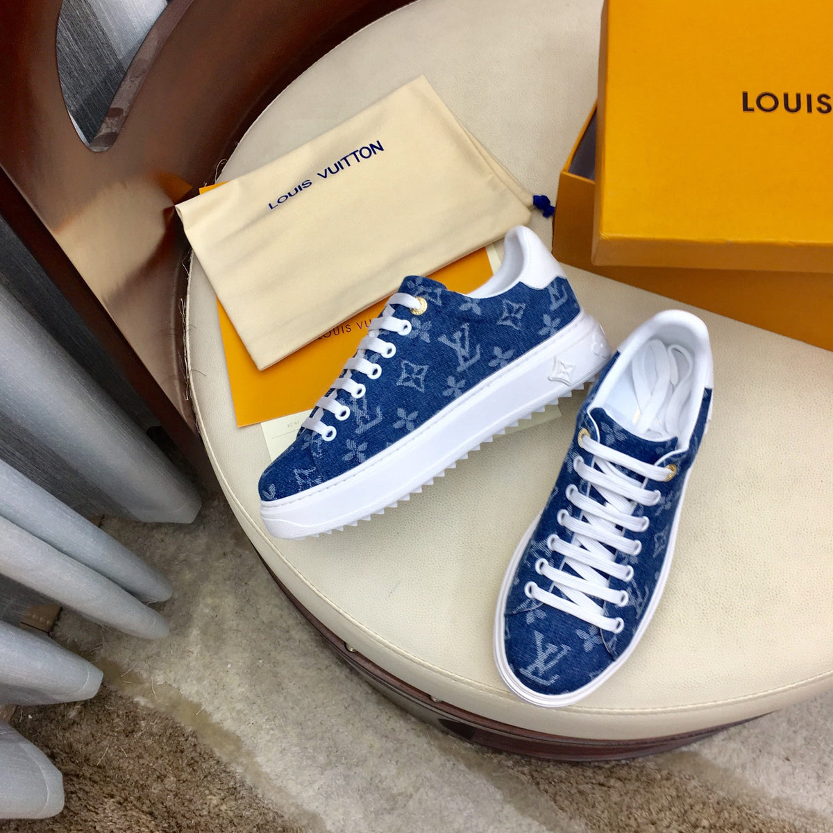 New V Logo Casual All-Match Sneakers in 2 Colors XC04071101
