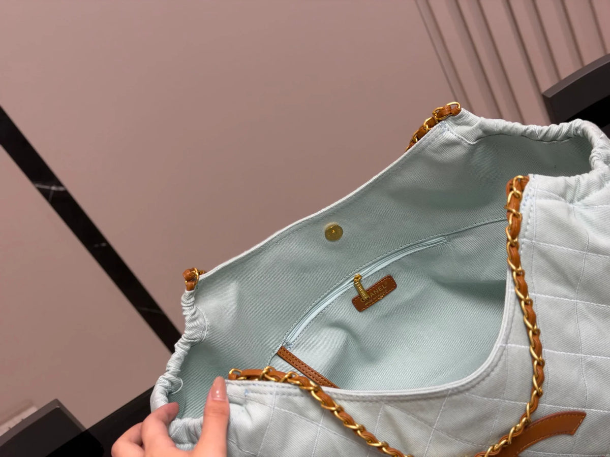 Stylish and Versatile Tote Bag 1026052938