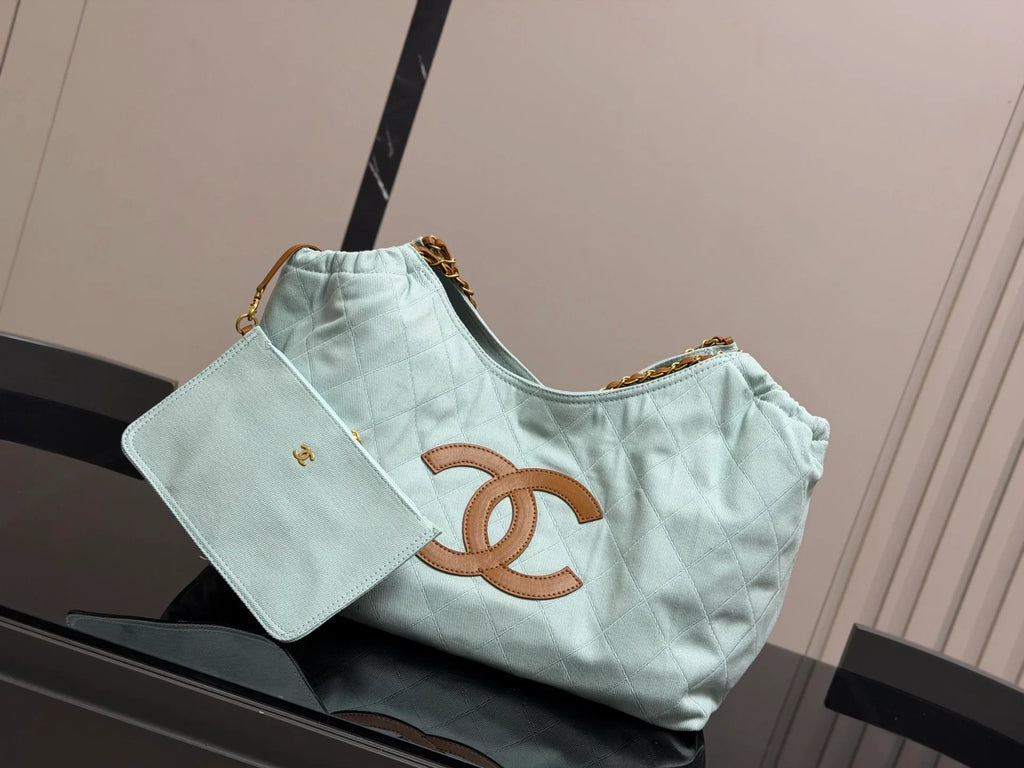 Stylish and Versatile Tote Bag 1026052938