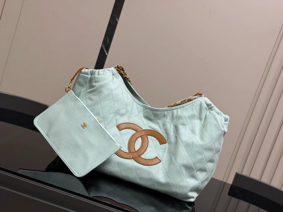 Stylish and Versatile Tote Bag 1026052938