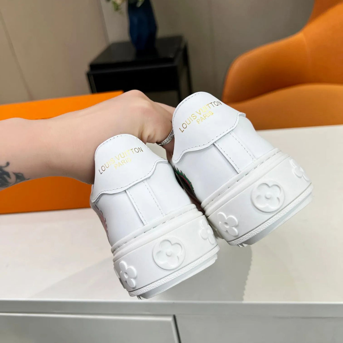 2023 Latest White Graffiti Fashion Leisure Sneakers XC04040304