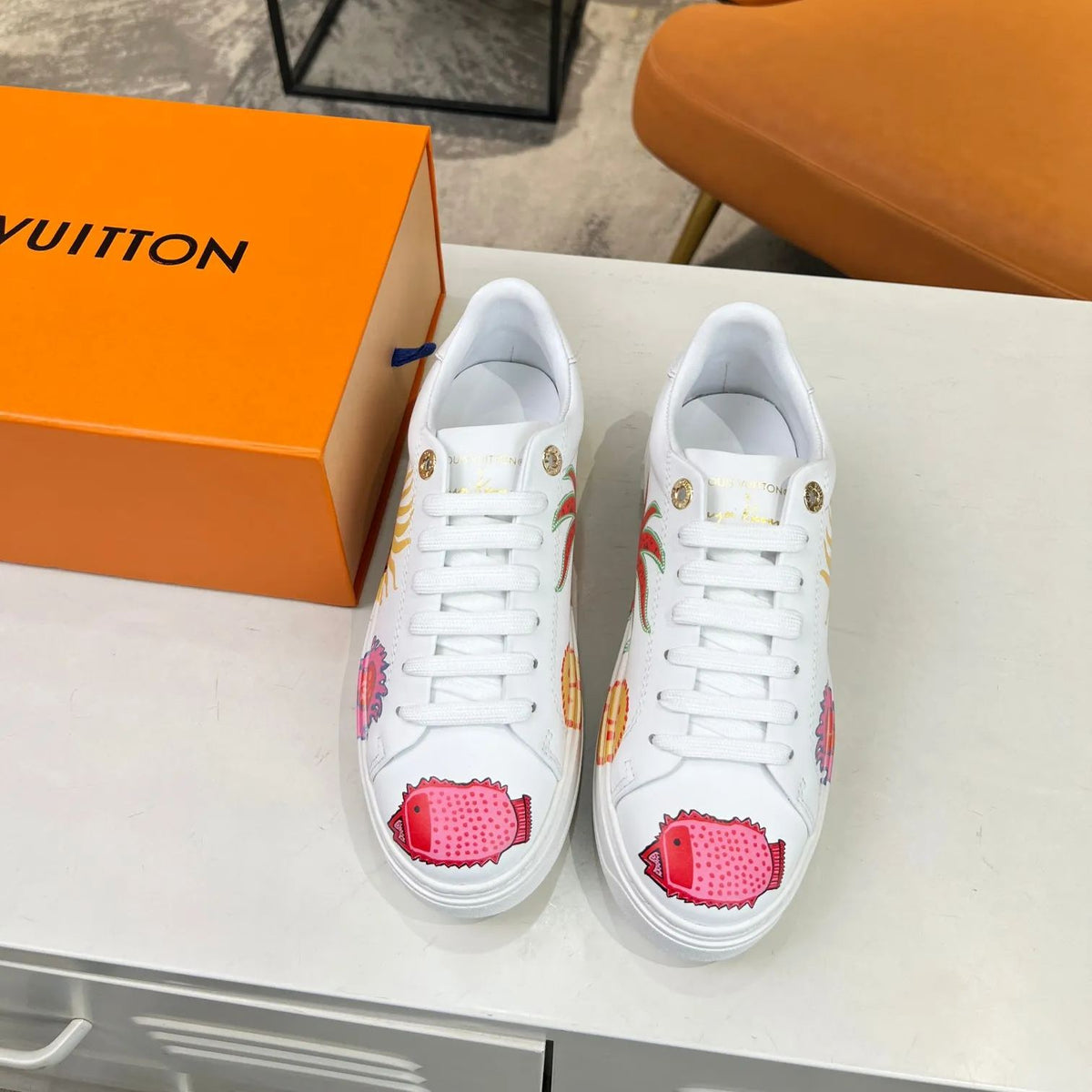 2023 Latest White Graffiti Fashion Leisure Sneakers XC04040304
