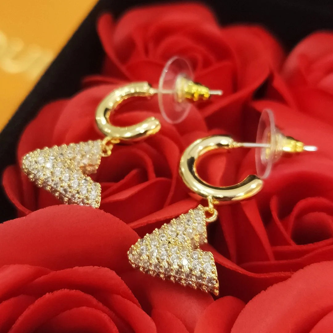 New fashion and versatile earrings for early spring 1024020711