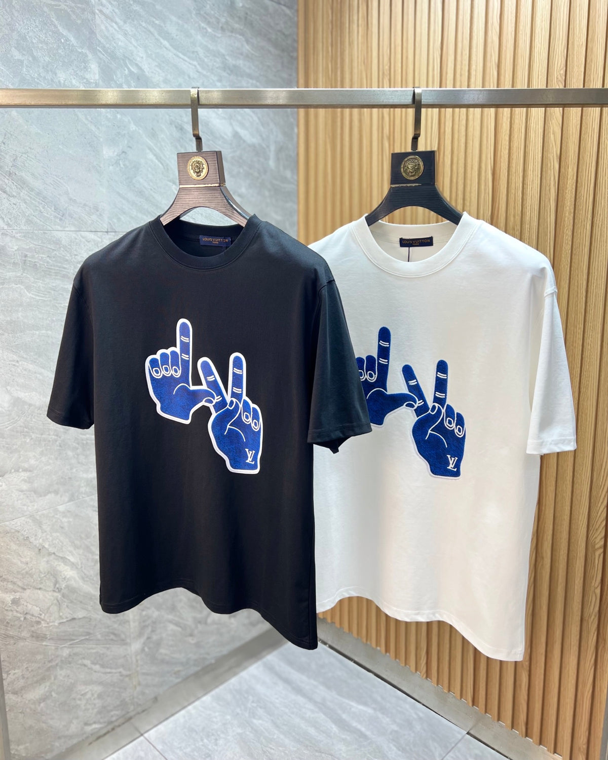 NEW Fashion Gesture Logo Short-Sleeve T-Shirt 3D0426063032