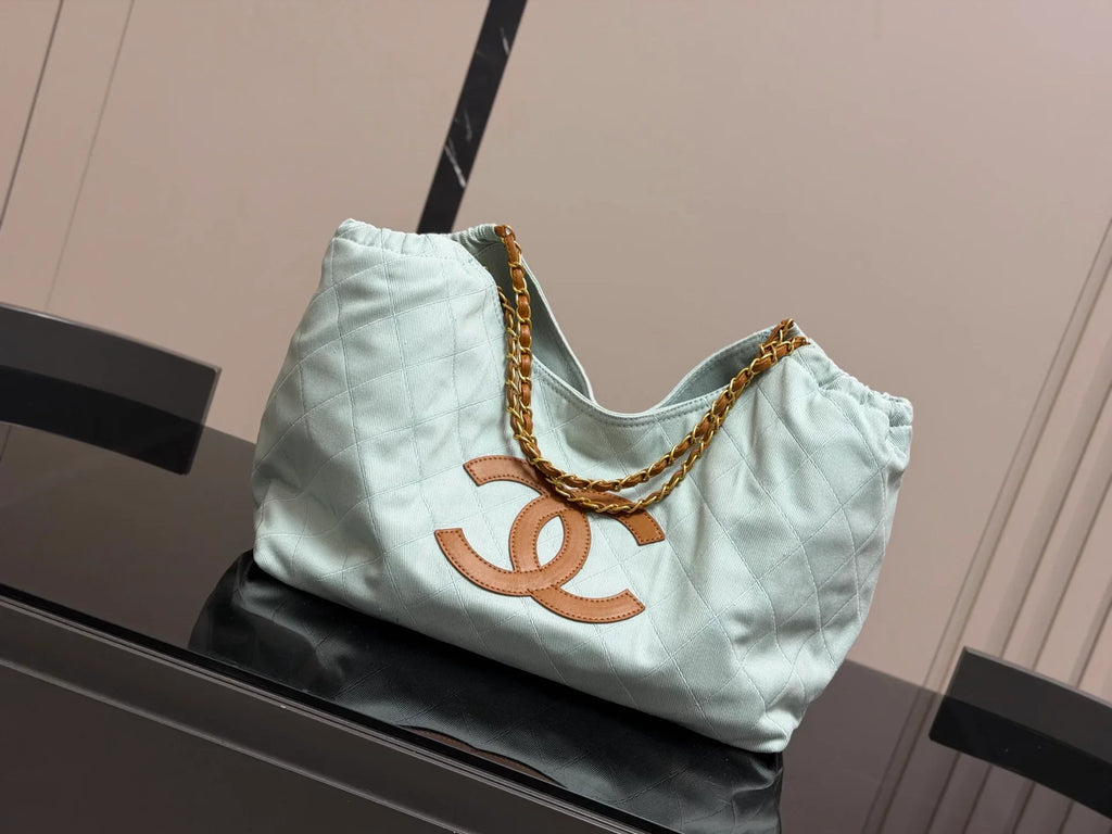 Stylish and Versatile Tote Bag 1026052938