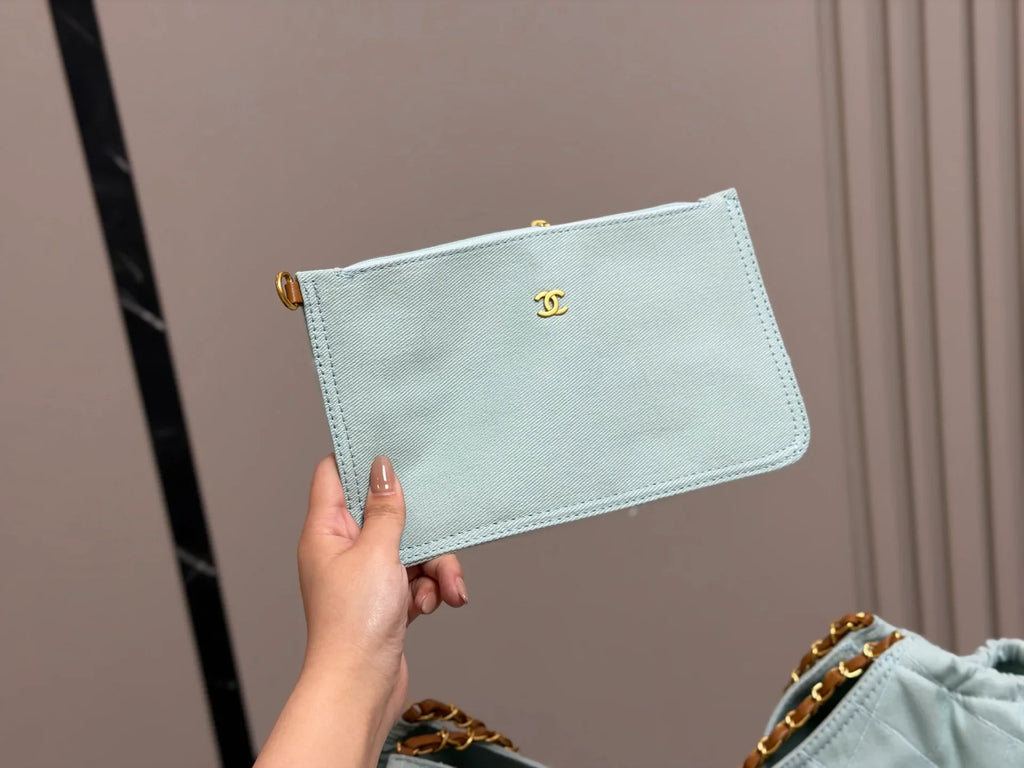 Stylish and Versatile Tote Bag 1026052938