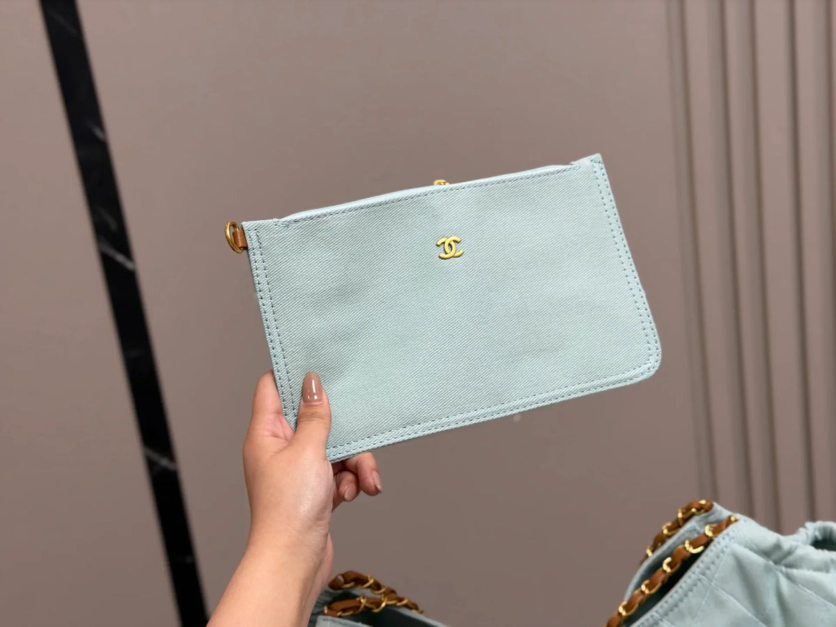 Stylish and Versatile Tote Bag 1026052938
