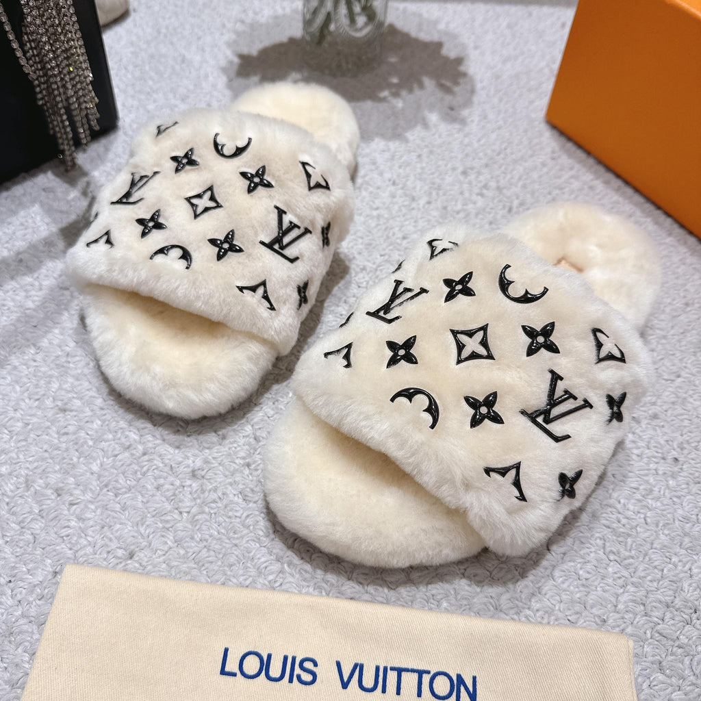 26 Luxury V Logo Fleece Slippers XC0425102008