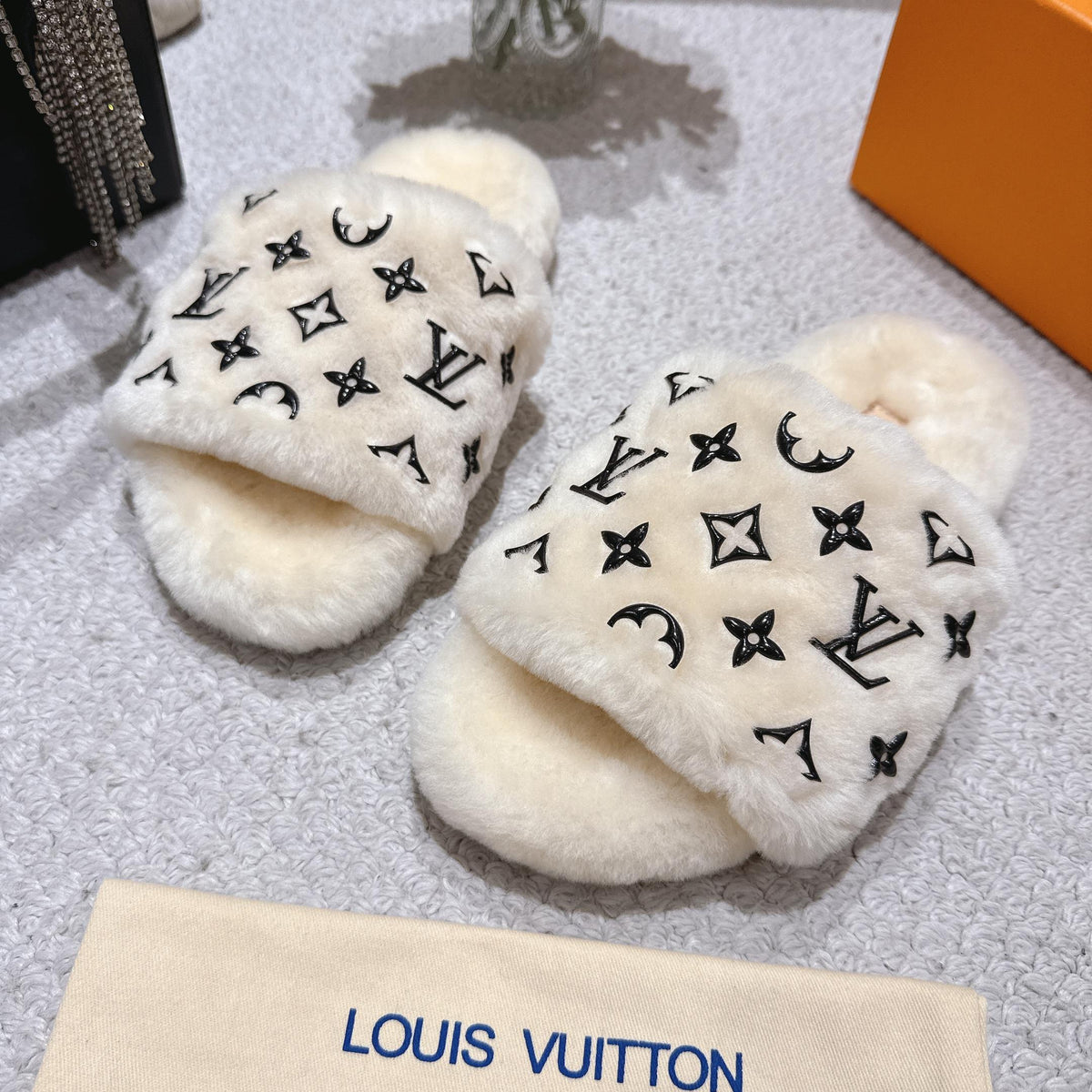 26 Luxury V Logo Fleece Slippers XC0425102008