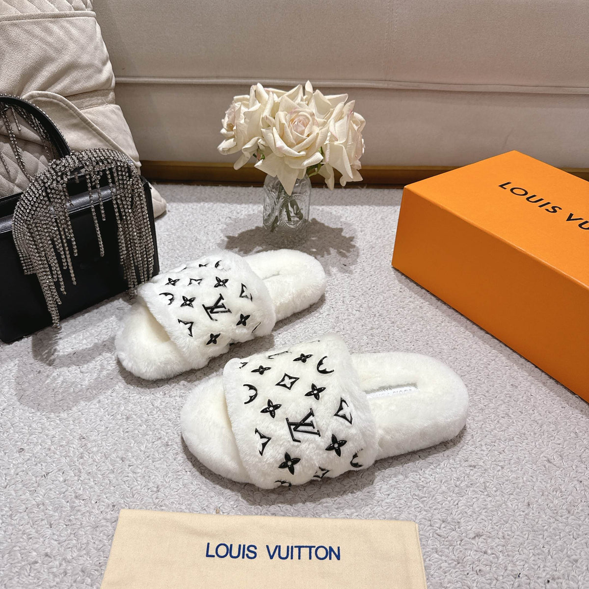 26 Luxury V Logo Fleece Slippers XC0425102008